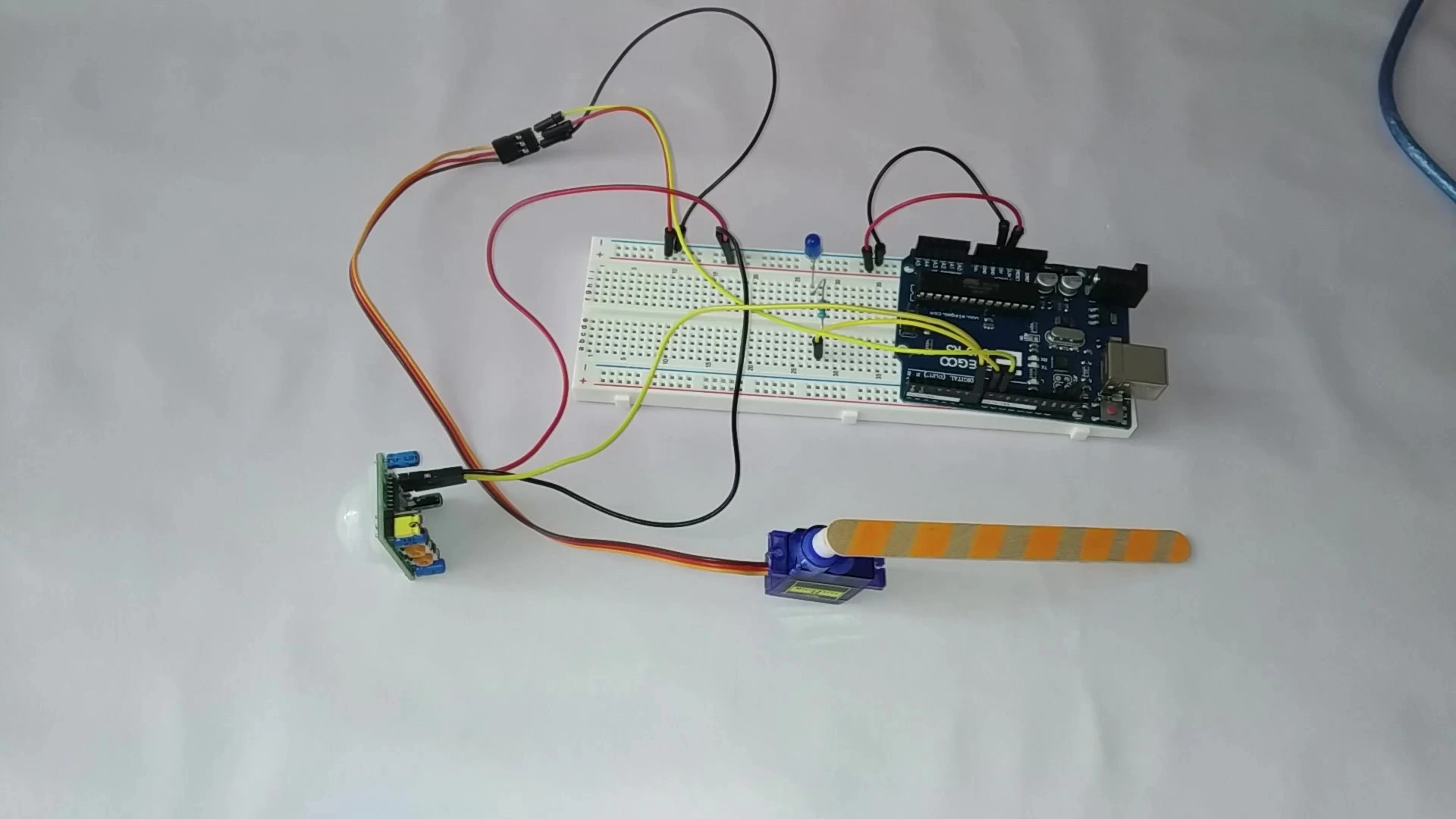 Barrera automática controlada con sensor de movimiento